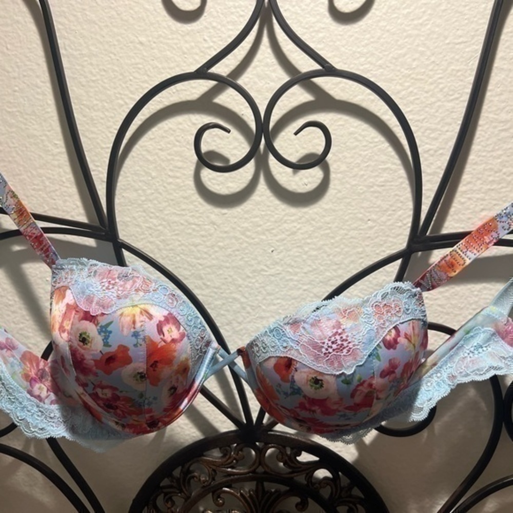 Victoria Secret Bombshell Bra - Picture 2 of 8